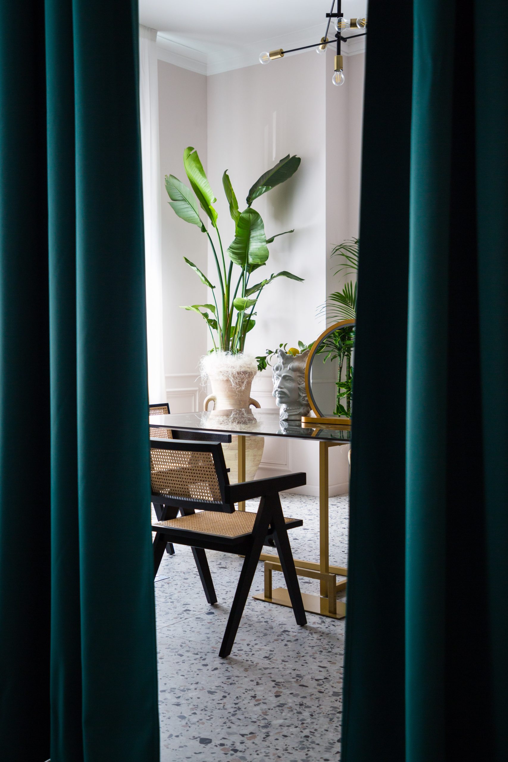 archventil_interior_design_architettura_parrucchiere_negozio_milano_italia_viale_doria_100_atmosfera_domestica_accogliente_stanze_elementi_funzionali_tenda_verde_marmo_dolce&gabbana_siciliana_Sebastiano_Attardo_Privé