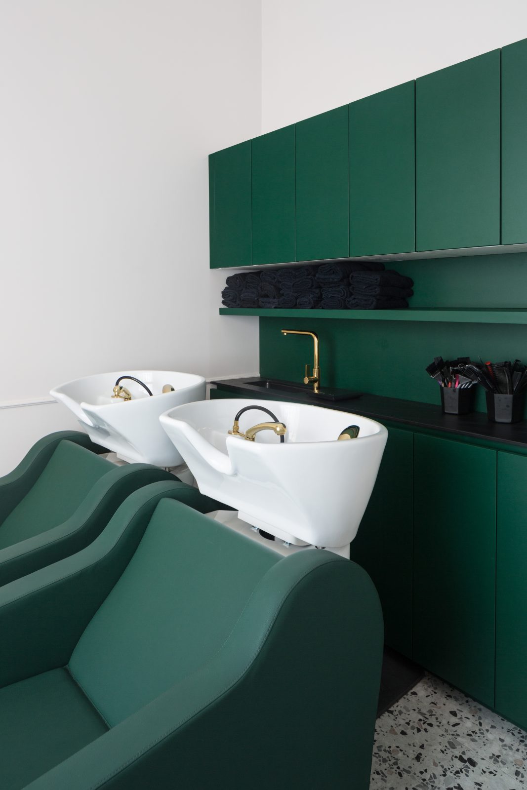 archventil_interior_design_architettura_parrucchiere_negozio_milano_italia_viale_doria_100_atmosfera_domestica_accogliente_stanze_elementi_funzionali_tenda_verde_marmo_dolce&gabbana_siciliana_Sebastiano_Attardo_Privé