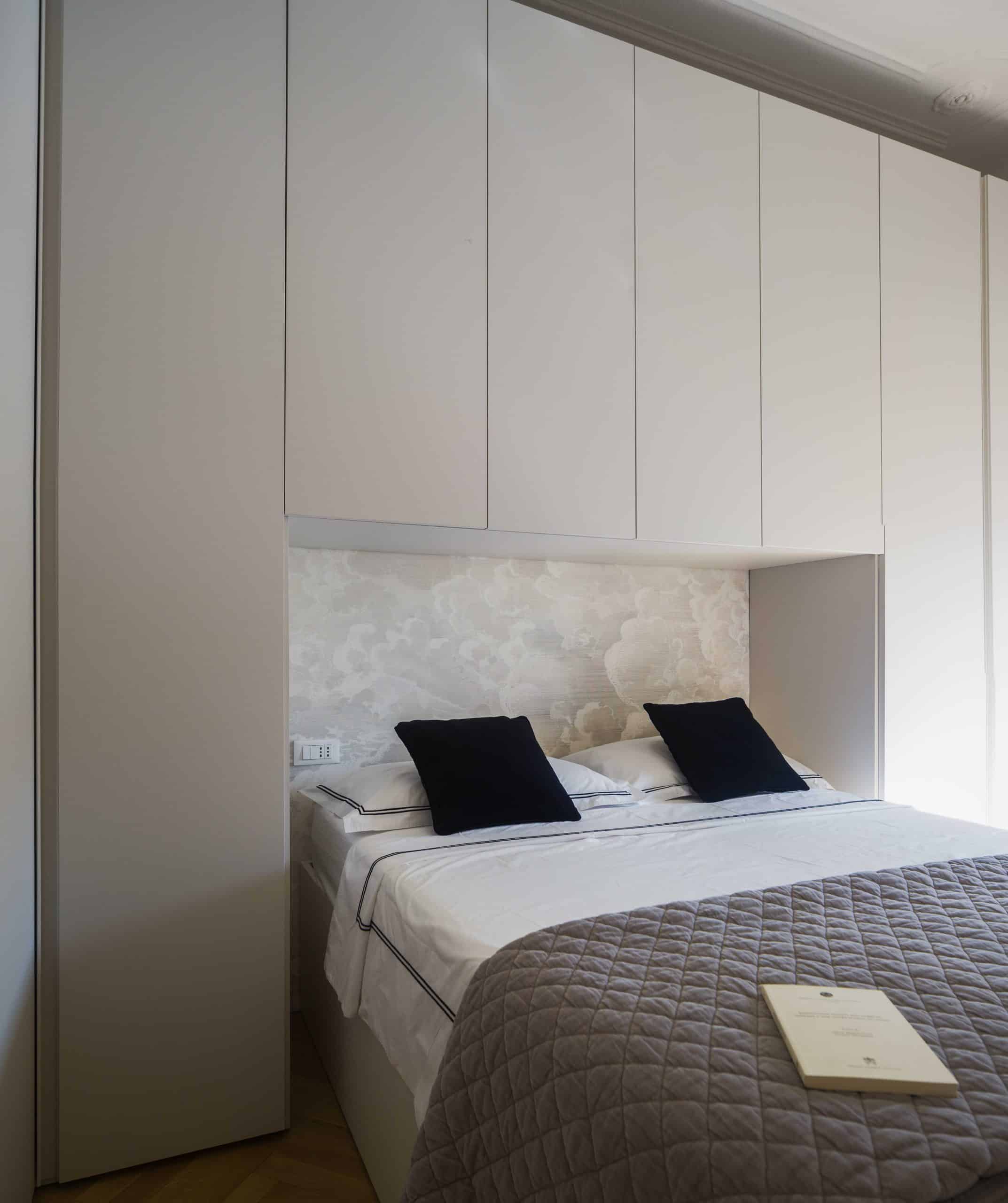 archventil_interior_design_milano_viale_abruzzi_appartamento_bilocale_bianco_classico_contemporaneo_con_elementi_colorati_living_sala_soggiorno_poltrone_tavolino_vetro_camino