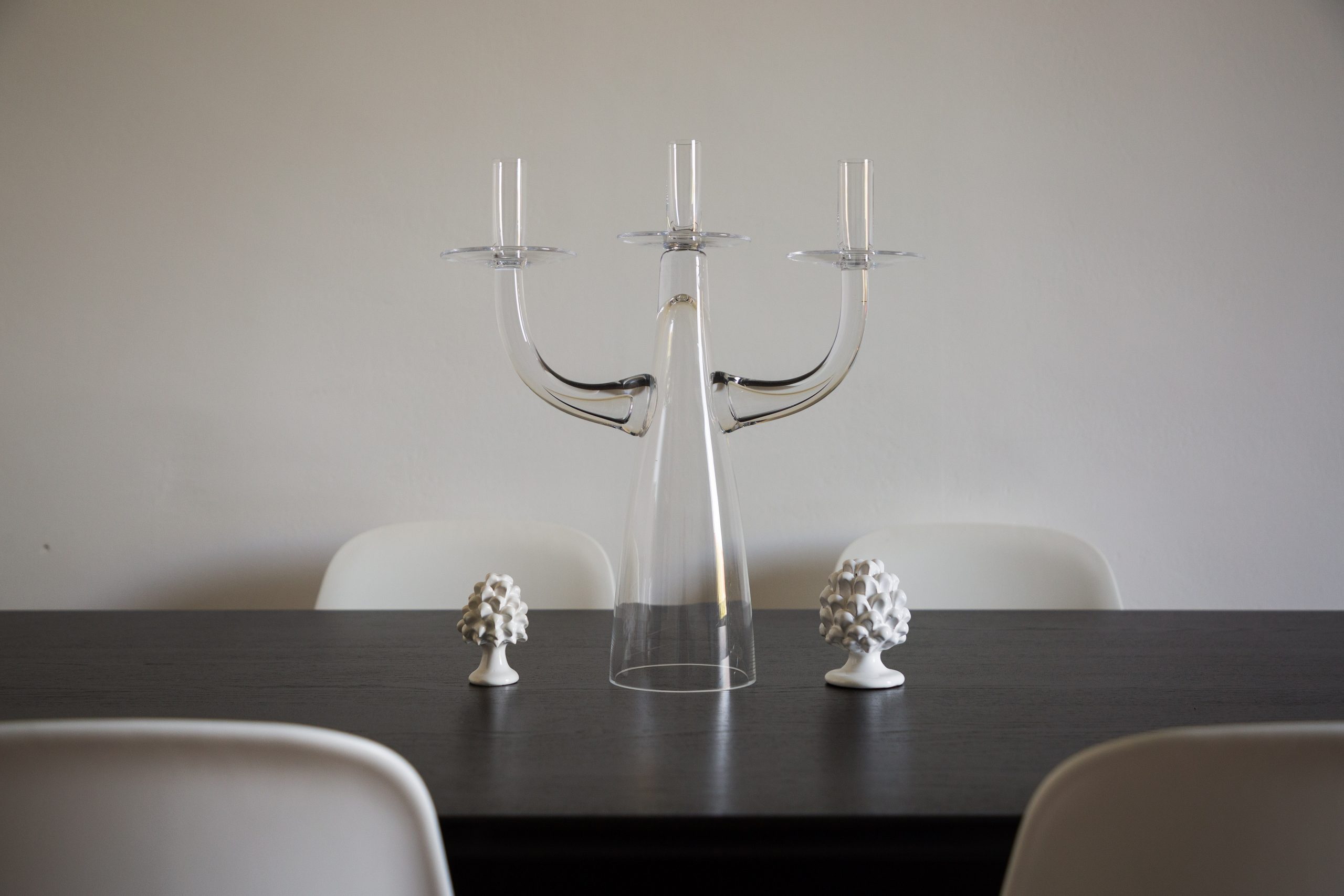 archventil_interior_design_milano_viale_abruzzi_appartamento_bilocale_bianco_classico_contemporaneo_con_elementi_colorati_living_sala_soggiorno_poltrone_tavolino_vetro_camino