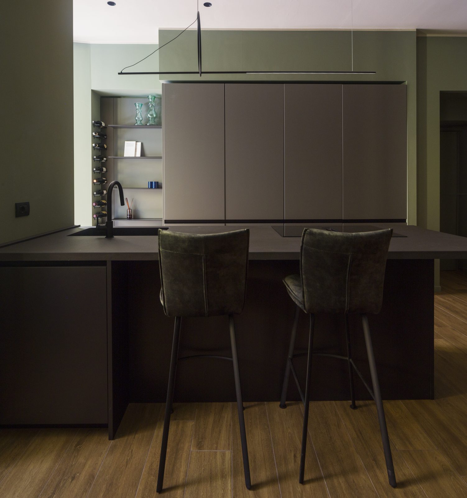 archventil_interior_design_milano_appartamento_residenziale_santa_lucia_78_zona_living_cucina_scura_colonne_rientranti_piano_penisola_terrazzo_veranda_funzionalità