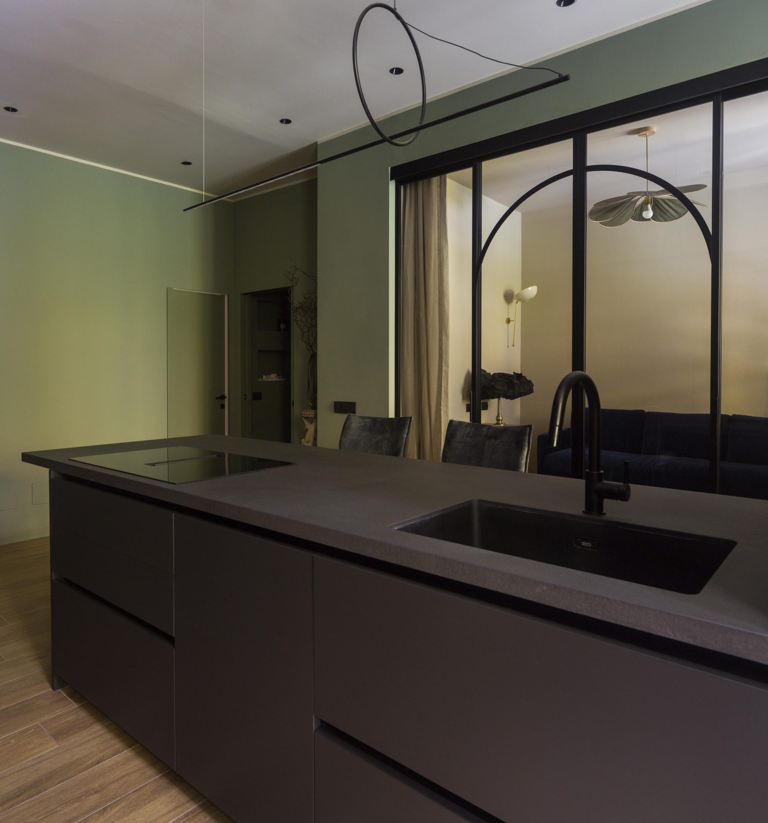 archventil_interior_design_milano_appartamento_residenziale_santa_lucia_78_zona_living_cucina_scura_colonne_rientranti_piano_penisola_terrazzo_veranda_funzionalità