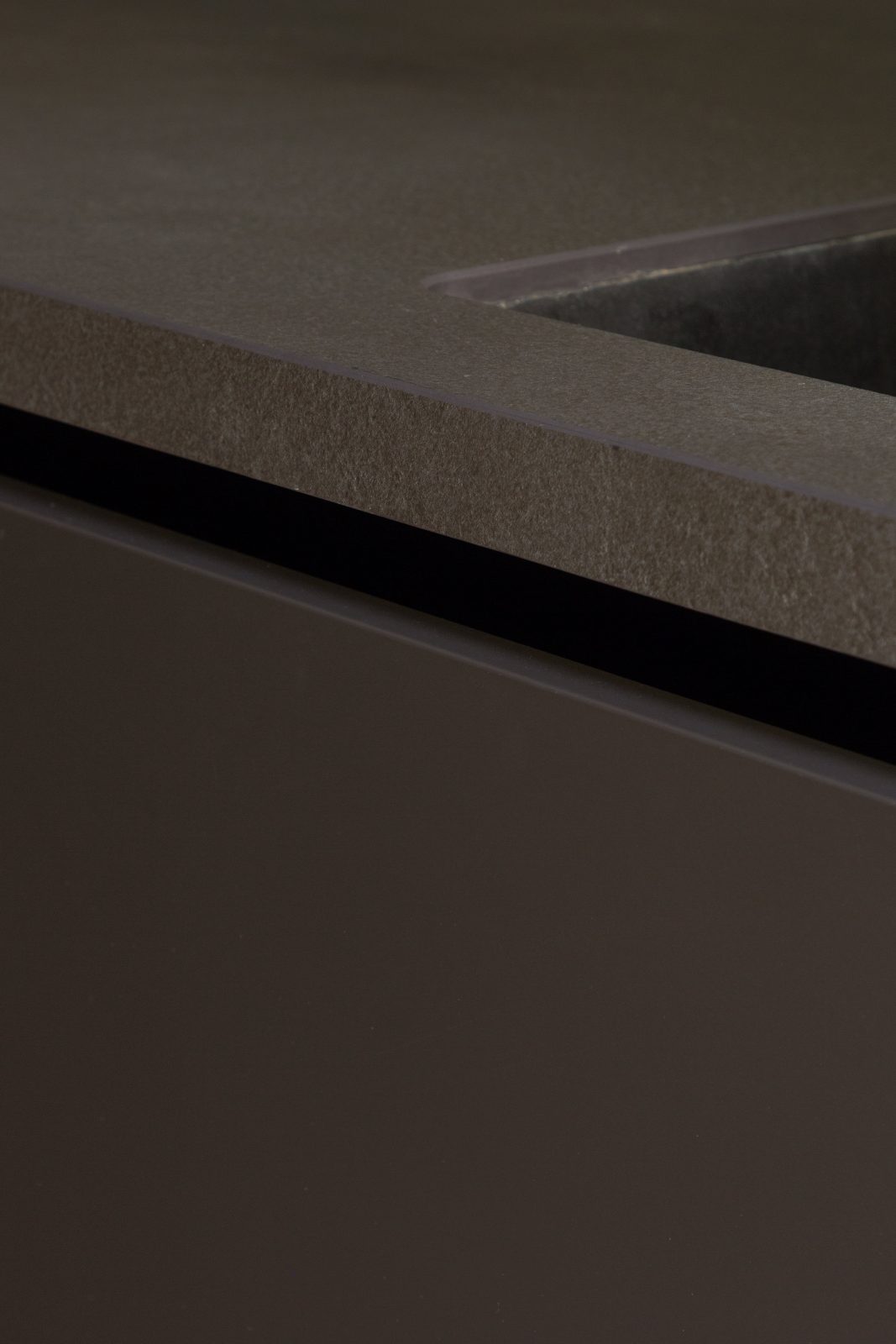 archventil_interior_design_milano_appartamento_residenziale_santa_lucia_78_zona_living_cucina_scura_colonne_rientranti_piano_penisola_terrazzo_veranda_funzionalità