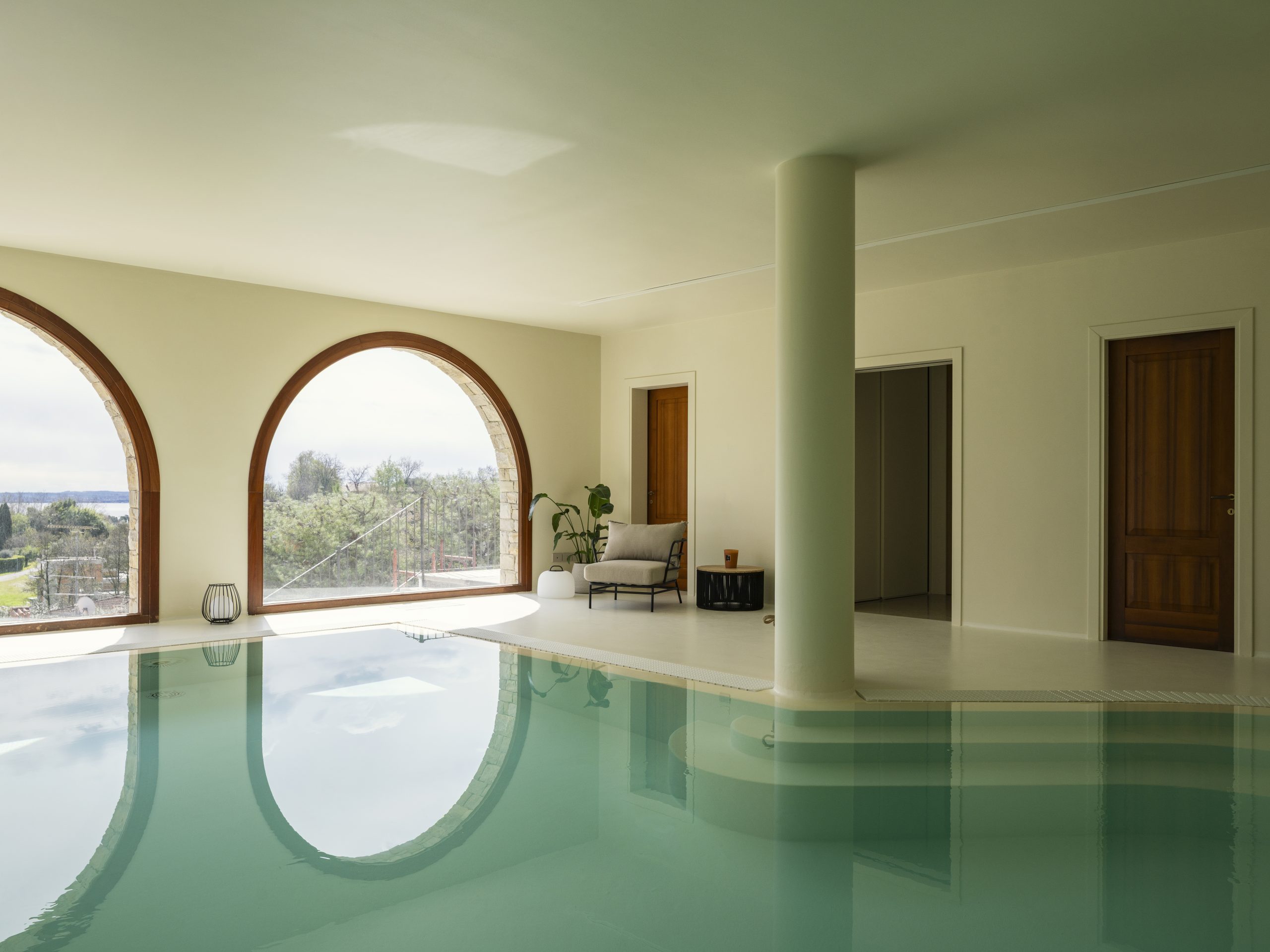 archventil_interior_design_soiano_villa_lago_di_garda_italia_residenziale_coppia_internazionale_400_350_ristruttazione_zona_giorno_zona_notte_spa_piscina_interna_effetto_marmo_bambini