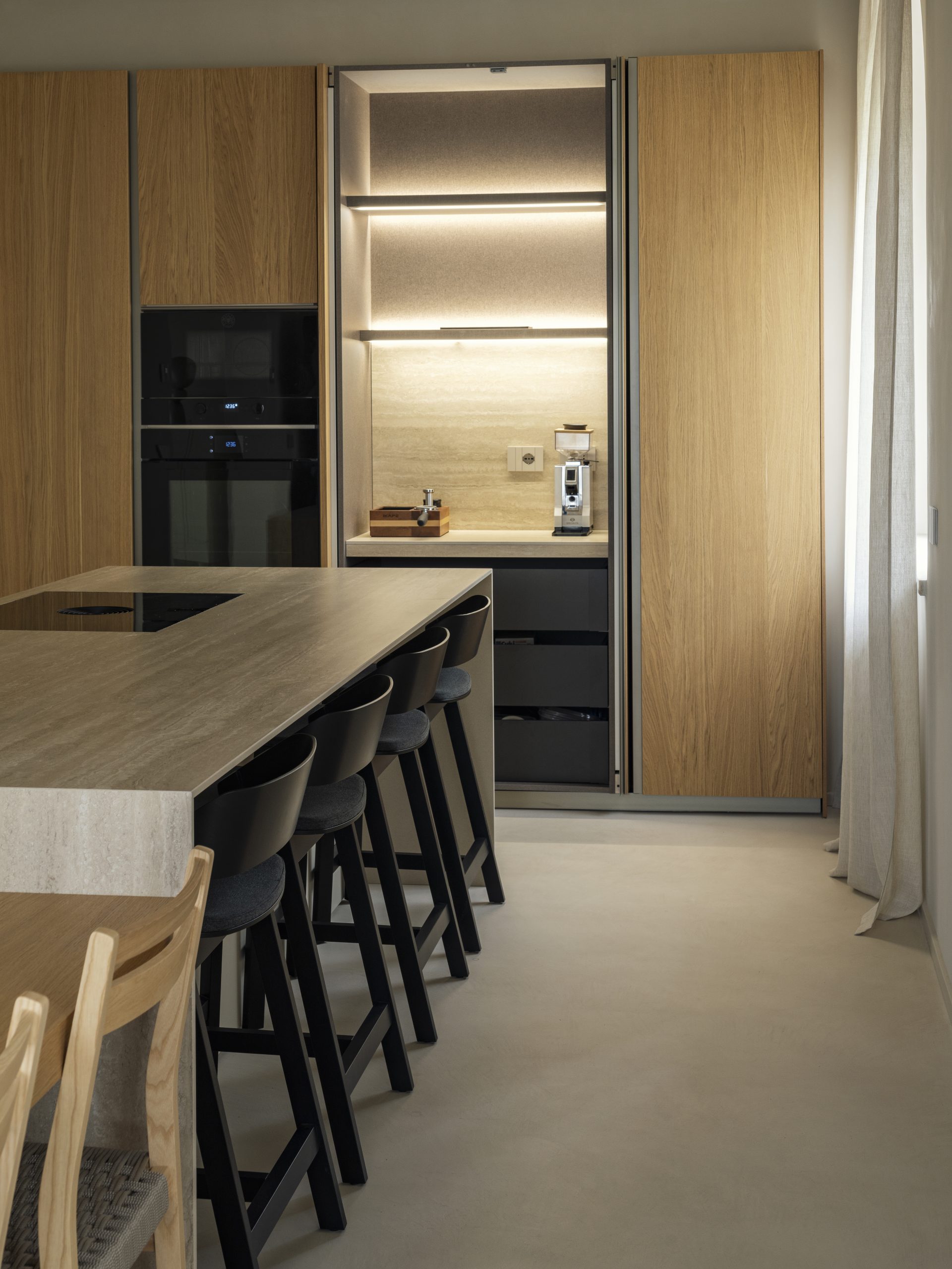 archventil_interior_design_soiano_villa_lago_di_garda_italia_residenziale_coppia_internazionale_400_350_ristruttazione_zona_giorno_zona_notte_spa_piscina_interna_effetto_marmo_bambini