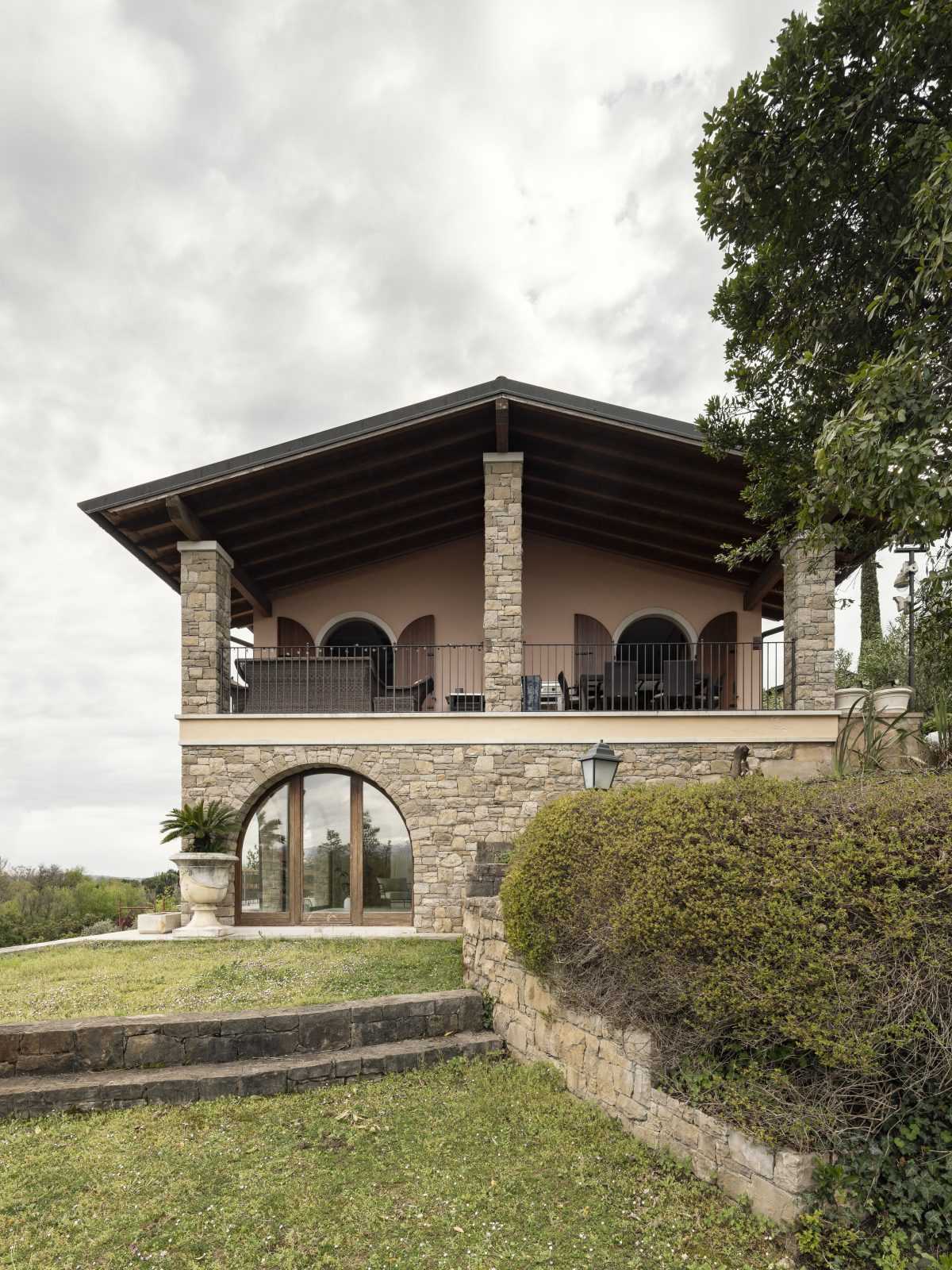 archventil_interior_design_soiano_villa_lago_di_garda_italia_residenziale_coppia_internazionale_400_350_ristruttazione_zona_giorno_zona_notte_spa_piscina_interna_effetto_marmo_bambini