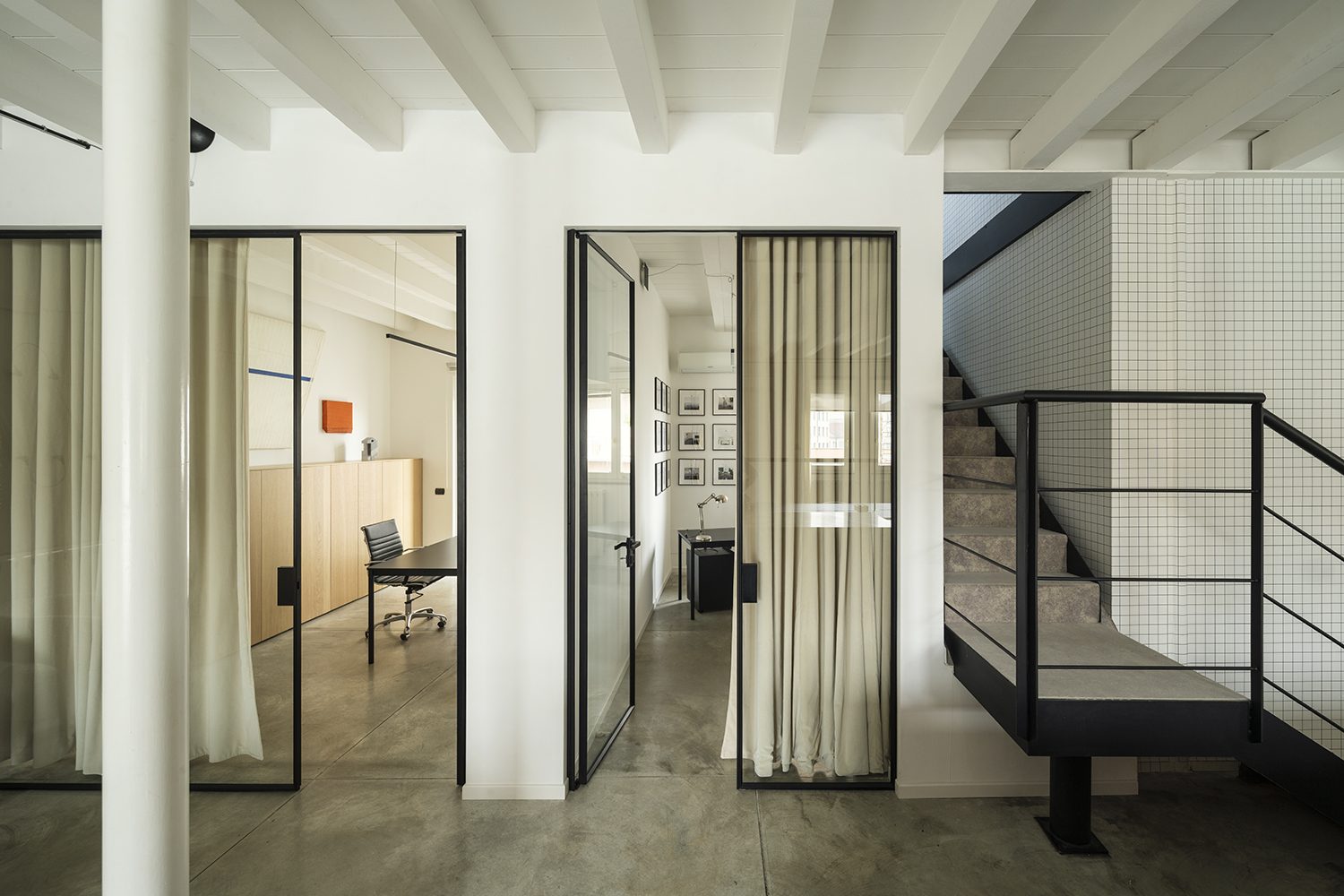 L'architecture d'intérieur de l'atelier de Milan, de Vico et de Sant'ambrogio, ainsi que les couleurs de la cuisine, de la terrasse et de l'entrée de l'atelier, sont des éléments essentiels de l'architecture d'intérieur de l'atelier de Milan.