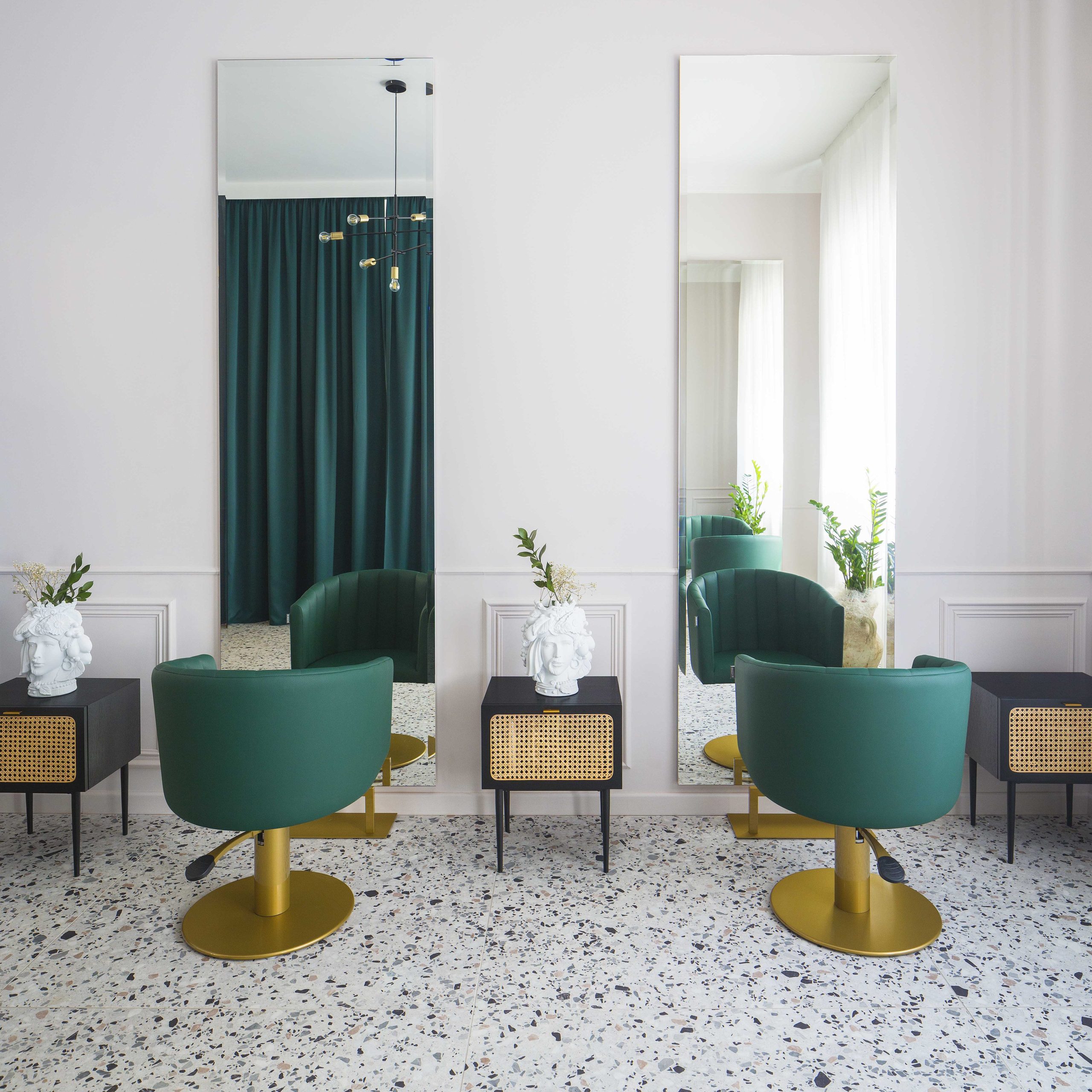 archventil_interior_design_architettura_parrucchiere_negozio_milano_italia_viale_doria_100_atmosfera_domestica_accogliente_stanze_elementi_funzionali_tenda_verde_marmo_dolce&gabbana_siciliana_Sebastiano_Attardo_Privé