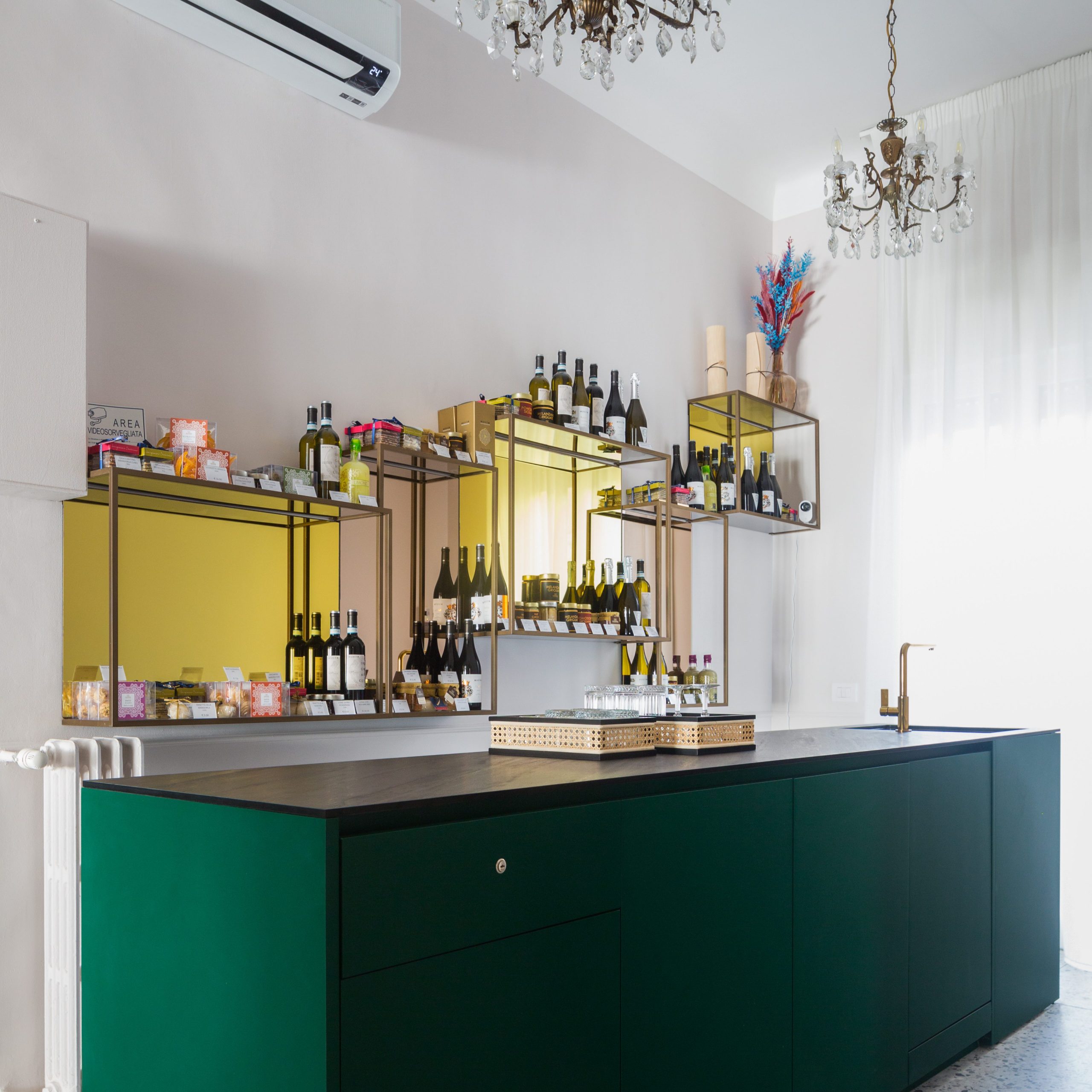 archventil_interior_design_architettura_parrucchiere_negozio_milano_italia_viale_doria_100_atmosfera_domestica_accogliente_stanze_elementi_funzionali_tenda_verde_marmo_dolce&gabbana_siciliana_Sebastiano_Attardo_Privé