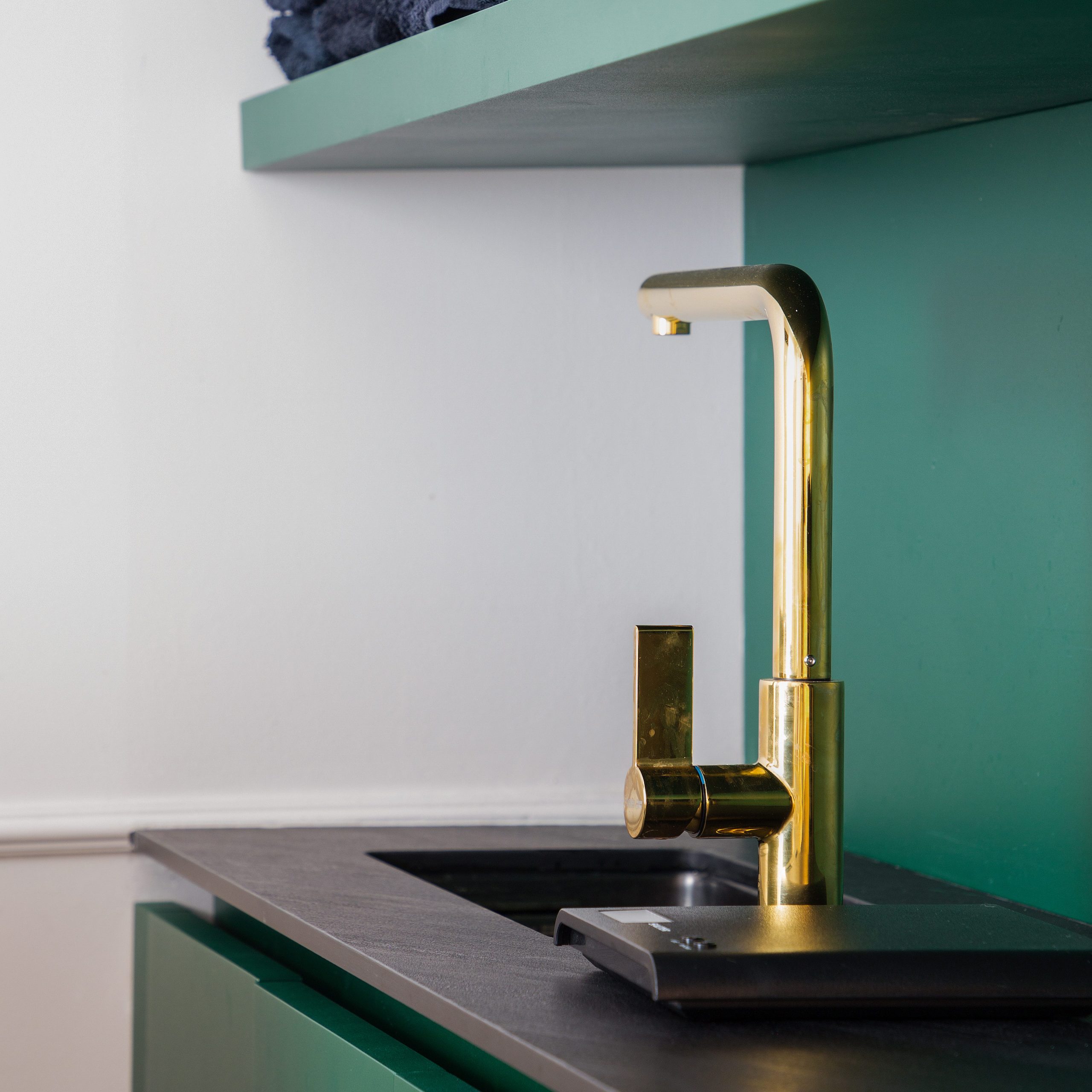 archventil_interior_design_architettura_parrucchiere_negozio_milano_italia_viale_doria_100_atmosfera_domestica_accogliente_stanze_elementi_funzionali_tenda_verde_marmo_dolce&gabbana_siciliana_Sebastiano_Attardo_Privé