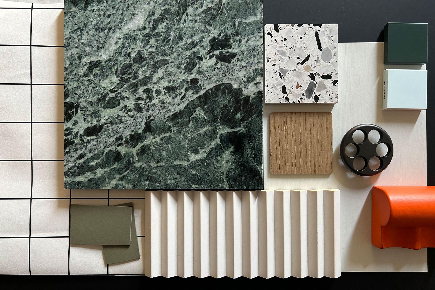 Un mood board di interior design presenta campioni di tessuti e palette di colori, riflettendo un'accurata progettazione degli interni. Le varie tonalità e materiali sono disposti in modo armonioso per ispirare idee creative per spazi moderni e accoglienti, tipici del design milanese.
