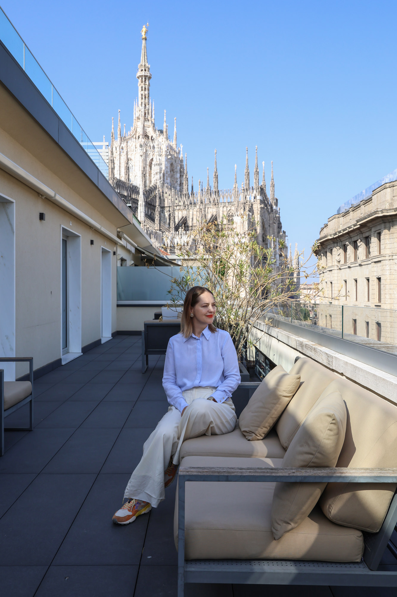 5.jpg - 146 caratteri Terrazza privata di Pattari Headquarters a Milano, con area lounge all’aperto e vista ravvicinata sulle guglie del Duomo, nel centro storico.
